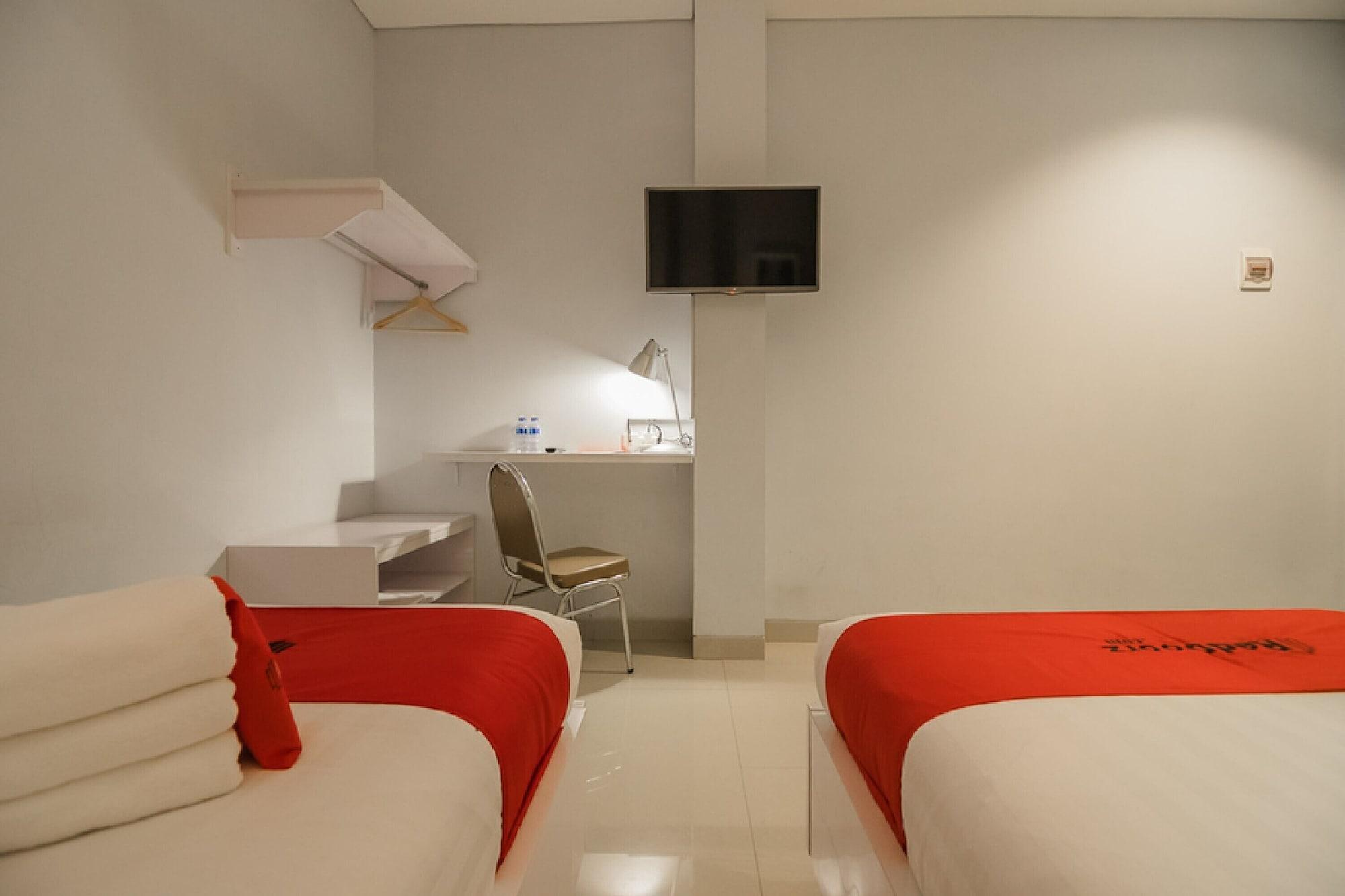 Reddoorz Plus Near Soekarno Hatta Airport 2 Tangerang Exterior foto