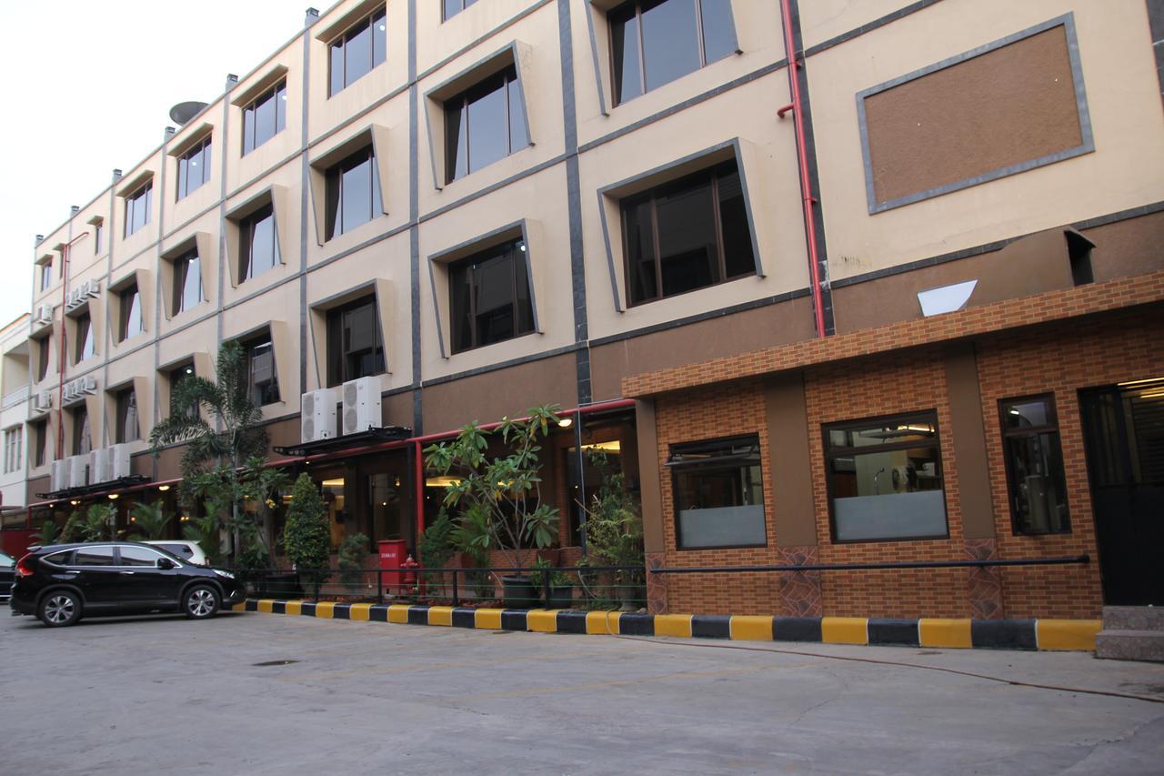 Reddoorz Plus Near Soekarno Hatta Airport 2 Tangerang Exterior foto