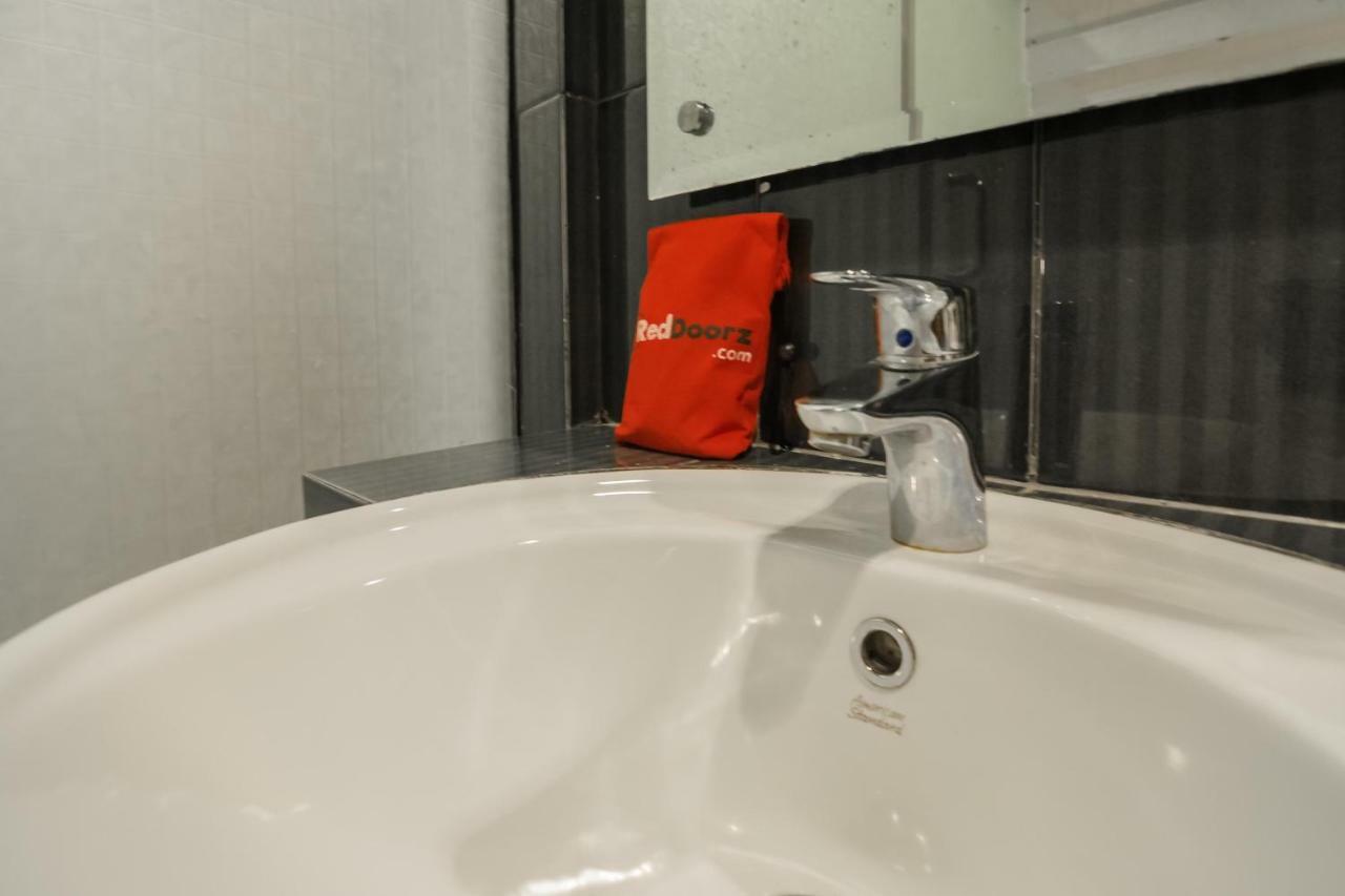 Reddoorz Plus Near Soekarno Hatta Airport 2 Tangerang Exterior foto